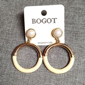 😻 3 For $15 Pearly Gold Tone Stud Style Hoops With Cream Enamel Accents